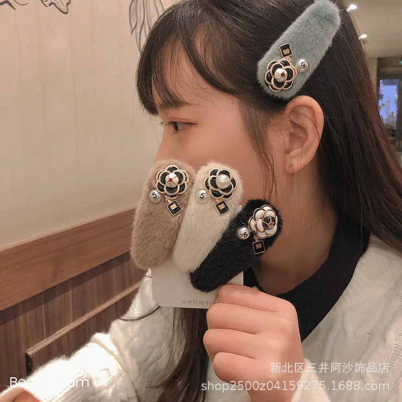 

Новый Камелия плюшевая повязка для волос Заколки головные уборы для женщин осень-зима шерстяные жемчугом большой Размеры пух зажимы для челки из меха, "конский хвост", оптом