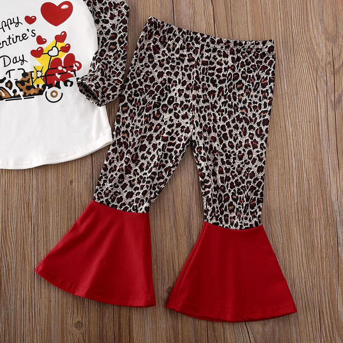 Одежда леопардовой расцветки для маленьких девочек на День святого Валентина топы с длинными рукавами, футболка+ брюки-клеш, комплект модной одежды Одежда для детей
