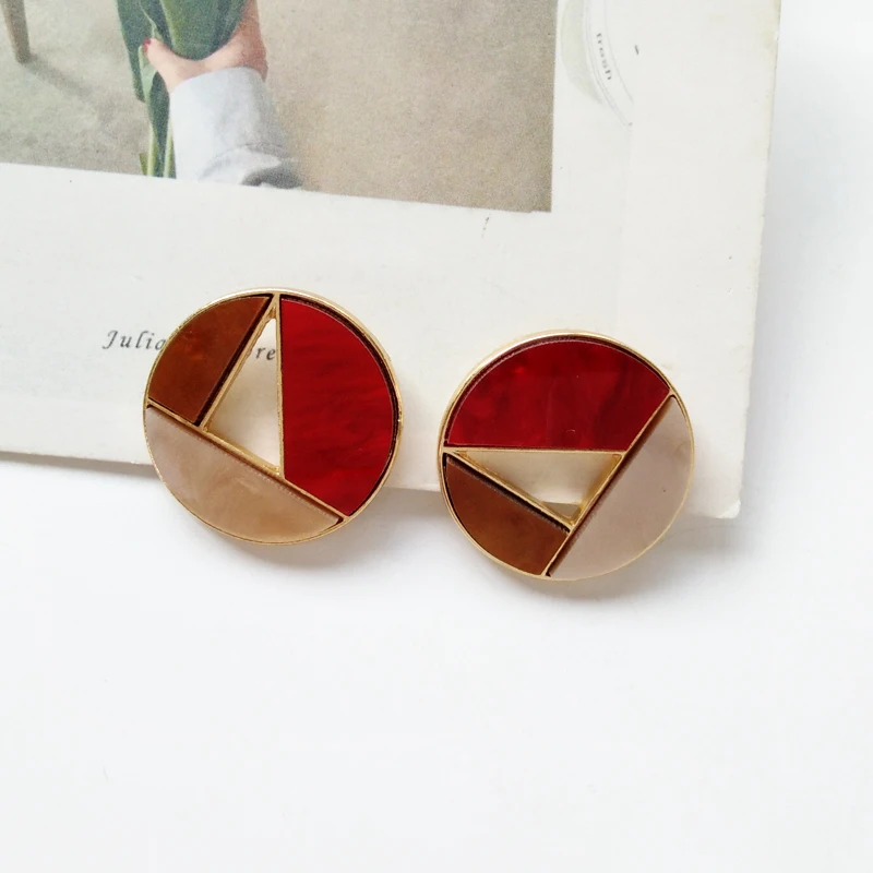 Небольшой яркий контракт геометрические серьги личность тенденция в стиле
