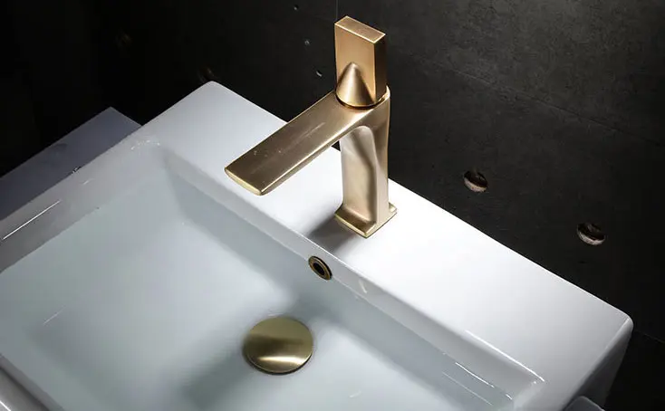 Золотой Латунный проволочный рисунок Золотой туалет кран черная медная втулка для слива горячей или холодной