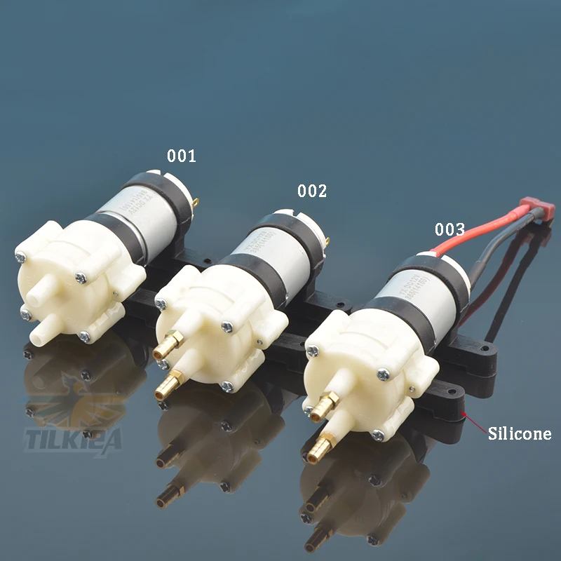 Pompe à eau pour moteur de bateau RC montée sur support, vue latérale montrant les entrées et sorties