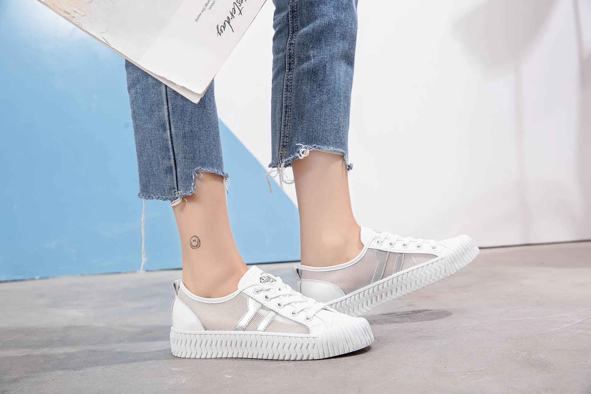 

2019 Spring Women's Korean-style Burst Fire Women's Lace up Front Mesh Biscuit Casual Sports Network Red WOMEN'S Shoes