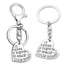 "Это занимает большое сердце, чтобы учитель маленький ум день учительницы брелок