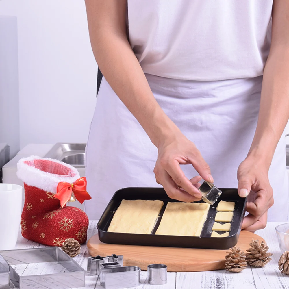 18pcs Christmas Theme Cake Molds Stainless Steel Cartoon 3D Biscuit Baking Tools Cookie Cutter Set for Xmas Bakery Party