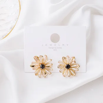 

Handmade Champagne Color Crystal Daisy Flower Earrings Retro Delicacy Transparent Light Luxury Ear Stud Ear Stud
