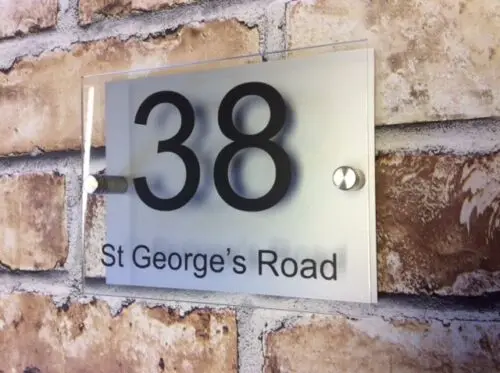 MODERN HOUSE SIGN PLAQUE DOOR NUMBER NAME GLASS ALUMINIUM EFFECT PERSONALISED