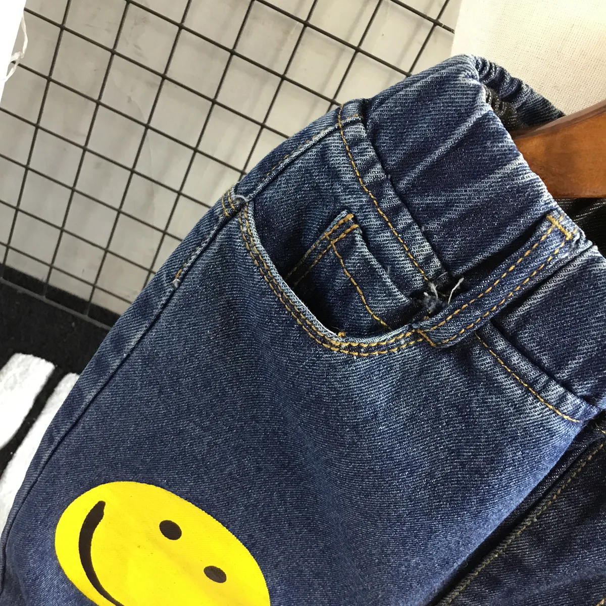 Детские джинсы; коллекция года; осенние свободные ковбойские длинные штаны для маленьких мальчиков со смайликами и дырками