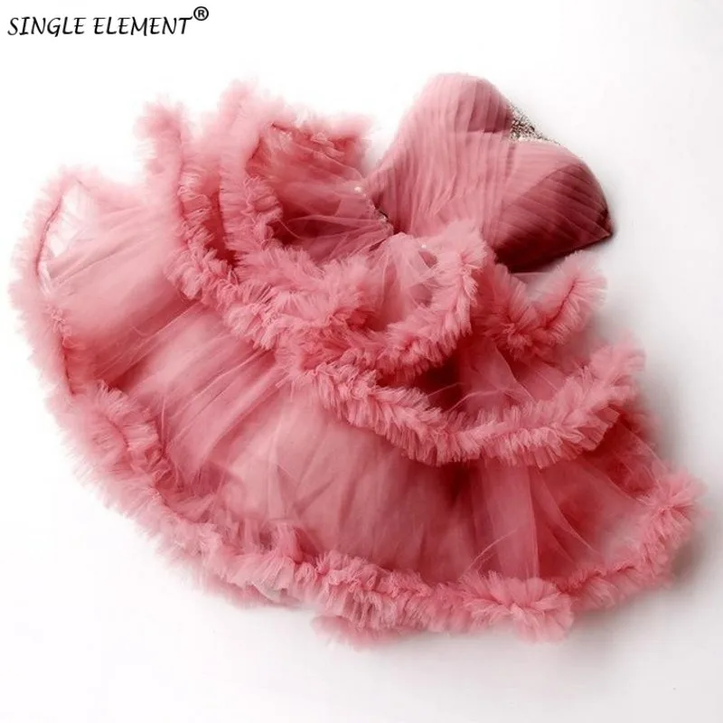 Красивые кружевные коктейльные платья-пачки кораллового и розового цветов с оборками