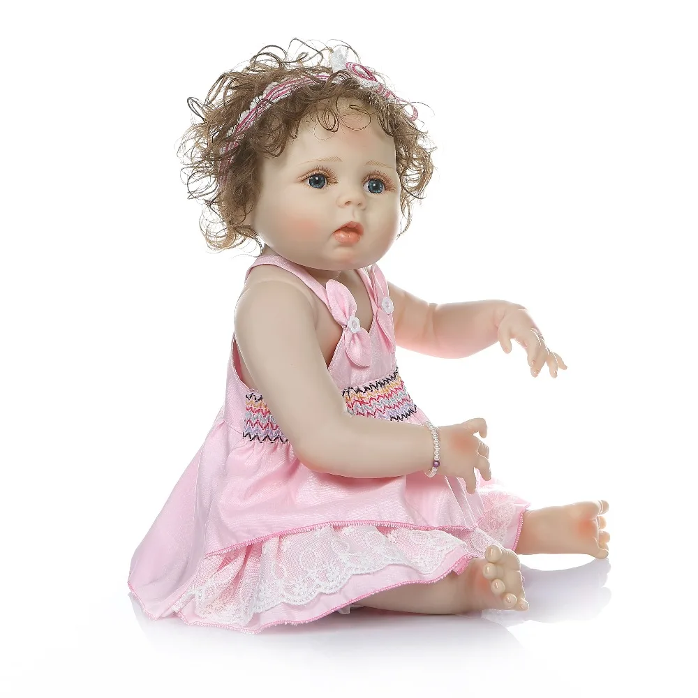 NPK 56 см полное тело slicone reborn baby doll девочка bebe Кукла reborn Ванна игрушка ручной укорененный вьющиеся волосы Анатомически правильная