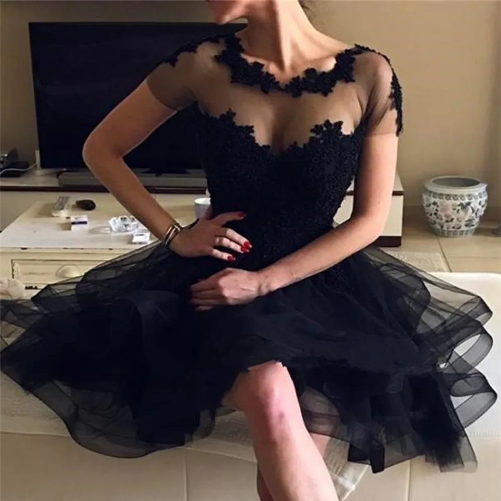 

Short Prom Dresses 2021 Lace Homecoming Dresses Sheer Short Sleeves Applique Tulle Beaded Layered Ruffles Knee Length Formal Pa