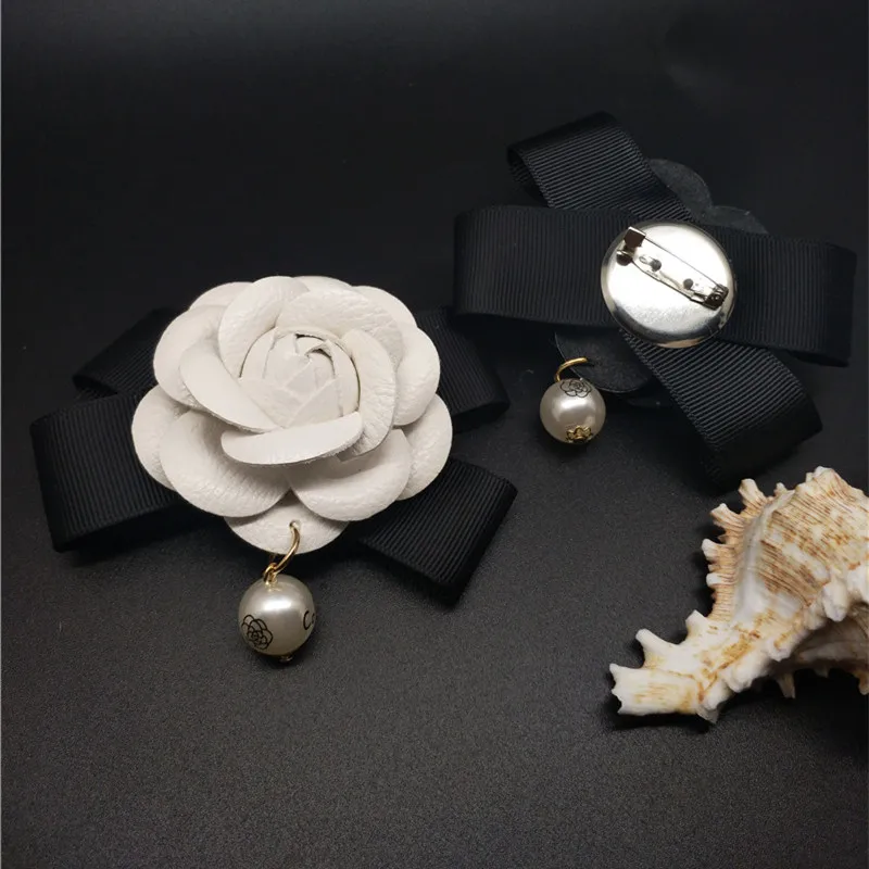 IN Stock Female All Match Charm Camellia Flower Brooch Quality Leather Black&White&Rose&Mix Cloth Bow Pearl Women Diy Brooches - Окраска металла: white