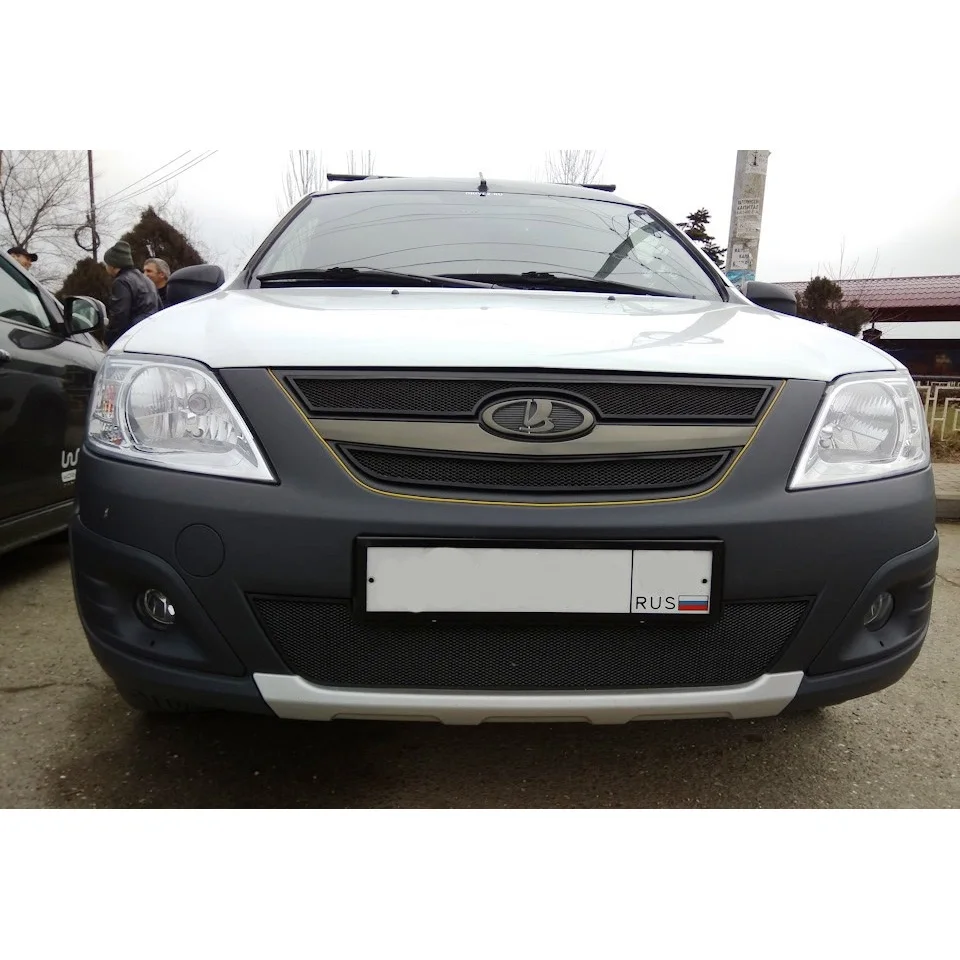 Защитная сетка на решетку радиатора Lada Largus 2012->