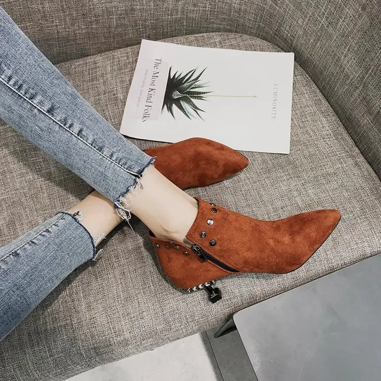 

2019 Autumn And Winter New Style Boots Man-made Diamond Short Boots Pointed Toe Martin Boots Small Heel Low Heel Dull Polish Riv