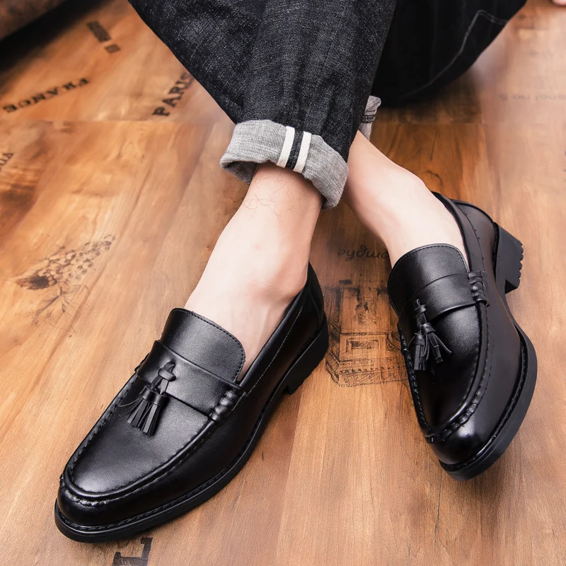 Men leather shoes Slip On Male Fats Pointed toe Luxury Business Tassel shoes outdoor breathable Black Loafers moccasins shoes