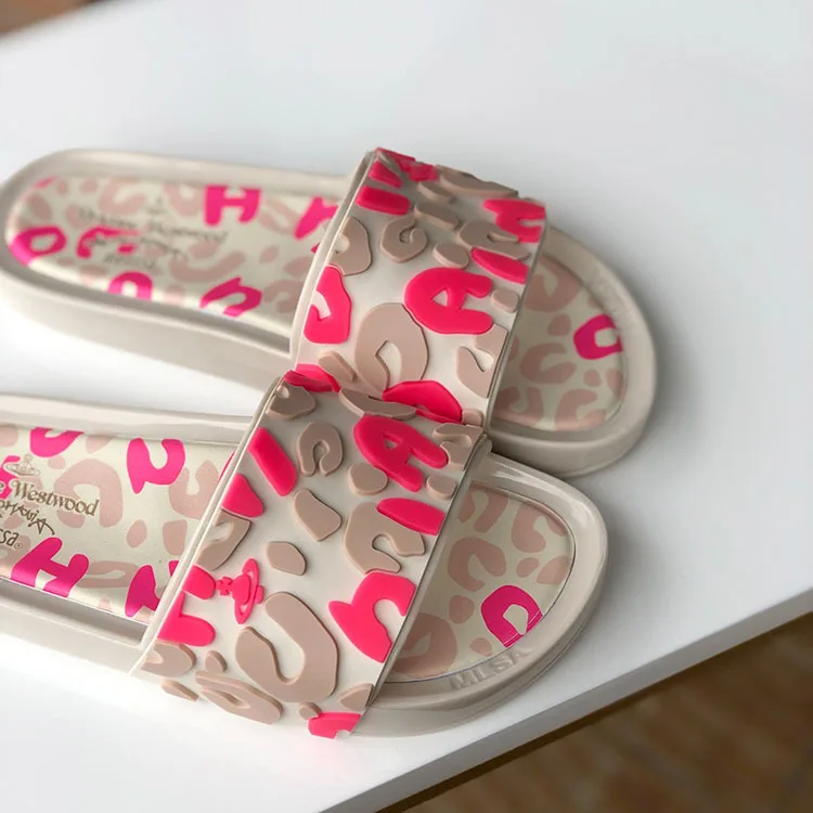 10900286676_1258232097