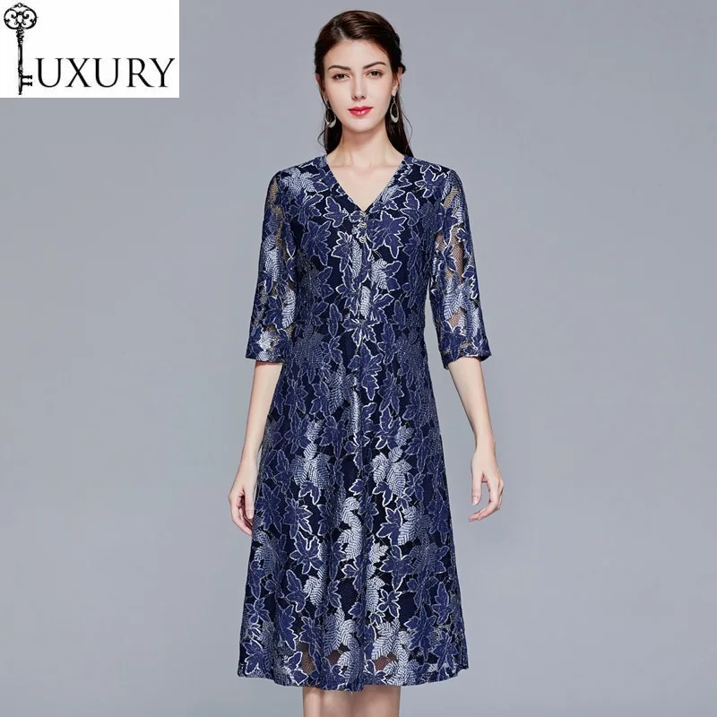 Кружевное женское платье с V образным вырезом полурукавом до середины