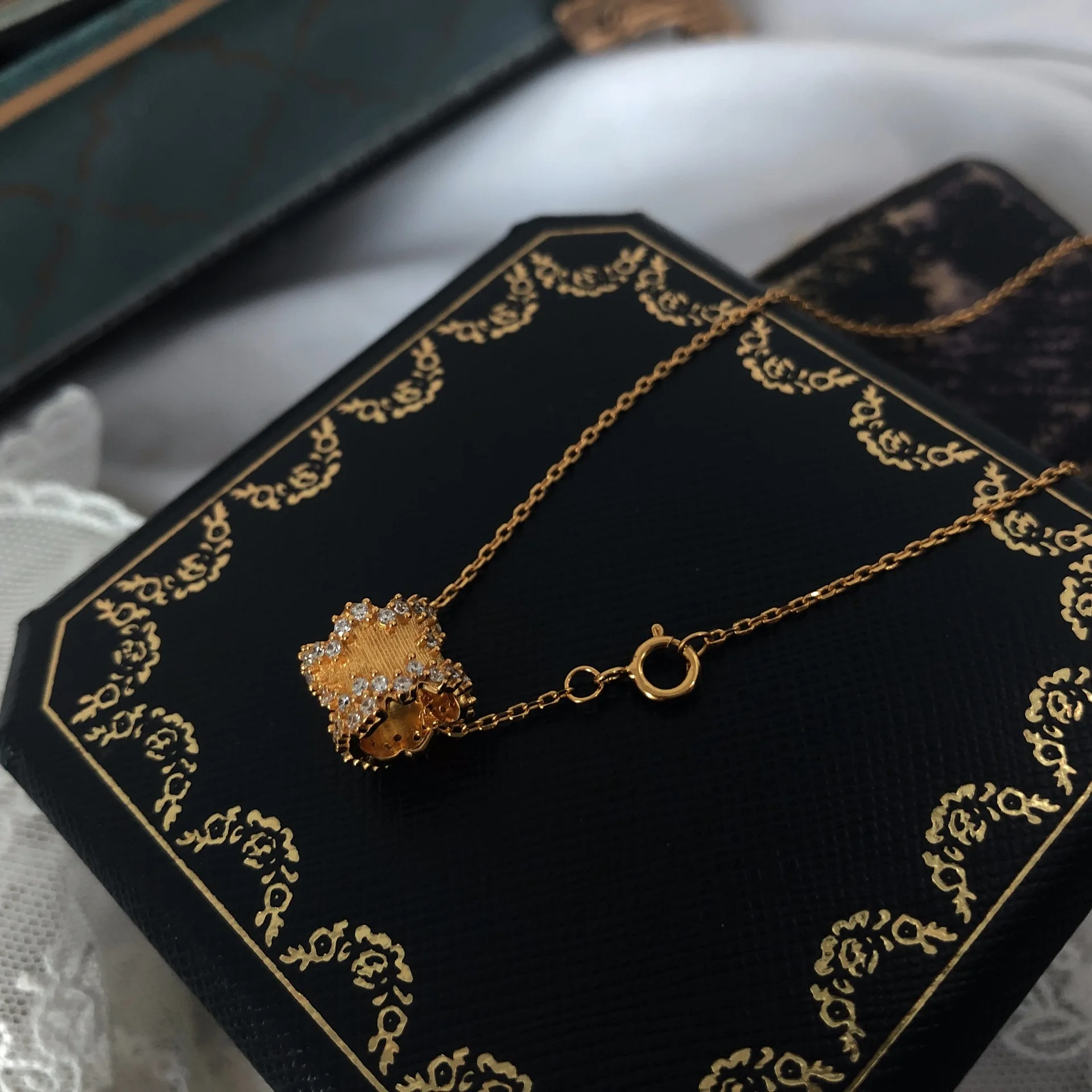 

Sleepless Clusters of Stars 925 Silver Japanese-style Light Luxury Retro Palace Non-mainstream Slim Waist Necklace Online Celebr