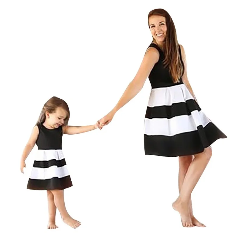 Новое платье для мамы и дочки одинаковые комплекты платья без рукавов с набивным рисунком в полоску Одежда для маленьких девочек Одинаковая одежда для мамы и дочки