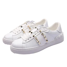 Новая модная женская обувь; повседневная женская обувь на плоской подошве с заклепками; белая женская обувь; кроссовки из натуральной кожи; Женская теннисная обувь
