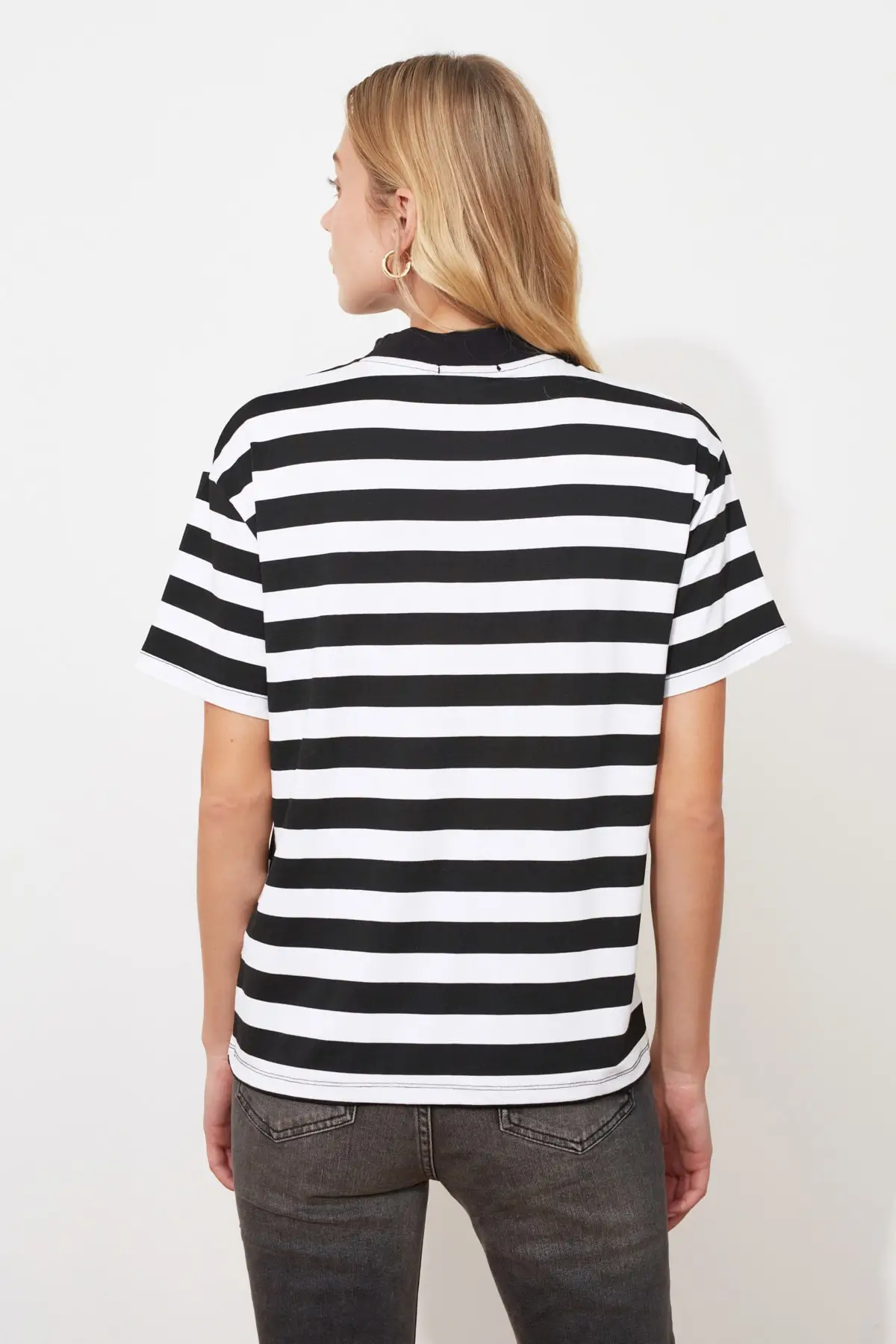 Trendyol-Camiseta básica de punto a rayas, cuello transparente, toss21ts1204