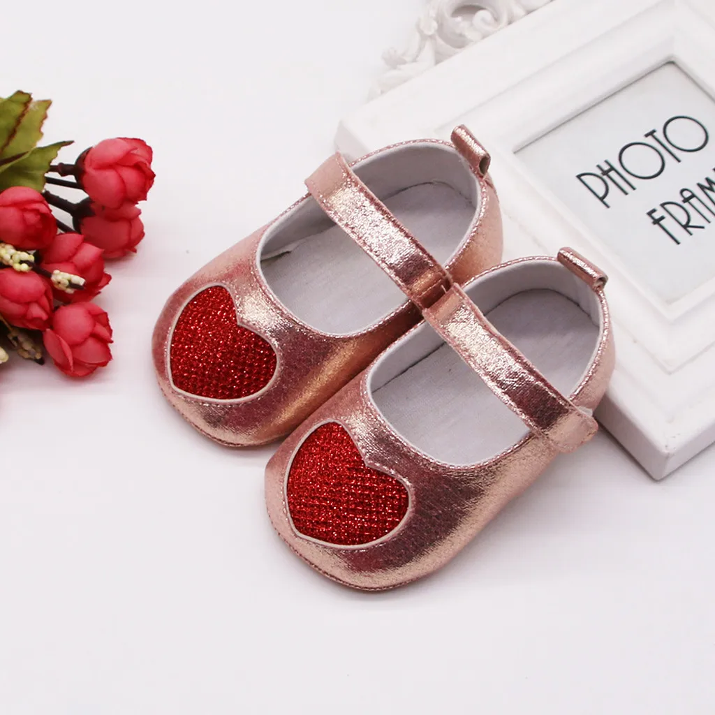 Обувь для новорожденных девочек 1 год; обувь для новорожденных; мягкие ботиночки для маленьких девочек с блестками и принтом в виде сердца; г.; обувь для первых шагов
