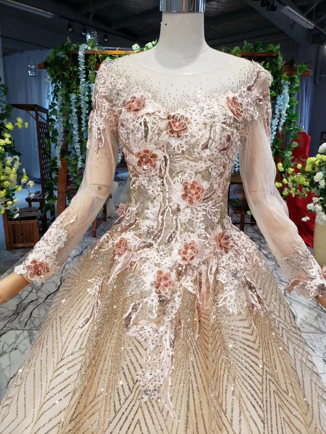 Gold Princess Wedding Dress Elegant Long Sleeve Crystal Wedding Gowns Appliqued Flowers Bride Dress Robe Princesse Mariage