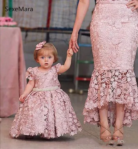 Милые Платья с цветочным узором для девочек; кружевное платье с аппликацией для мамы и дочки; Одежда для маленьких девочек; праздничное платье на день рождения - Цвет: Розовый