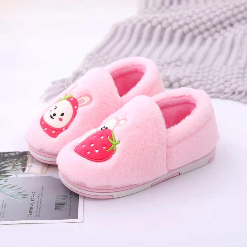 Pink A Детские тапочки с милым рисунком кролика и клубники для девочек и мальчиков; зимние теплые домашние тапочки; не скользкие Тапочки - Цвет: Pink A