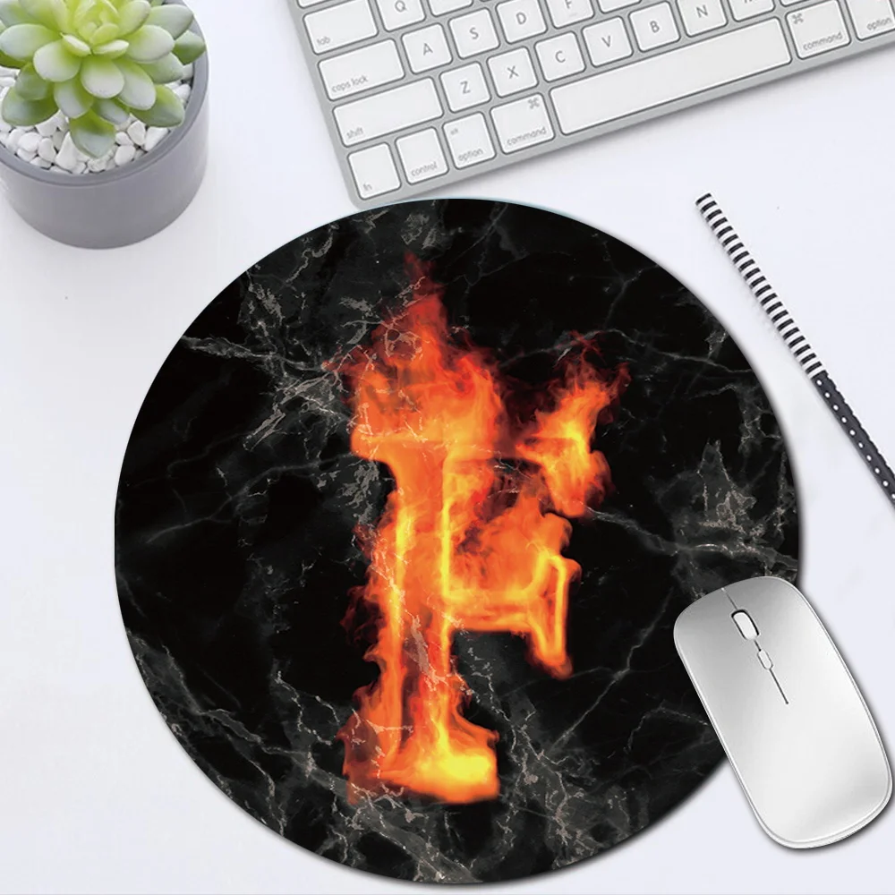 Tappetino Per Mouse Con Motivo A Lettera Di Fuoco Impermeabile Per La Pelle Superficie Liscia Antimacchia 22*22 Cm Tappetino Per Mouse Per Pc Portatil