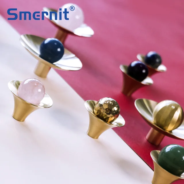 รอบคริสตัลทองเหลืองเฟอร์นิเจอร์จับหินแปลกลูกบิดประตูและมือจับสําหรับห้องครัวตู้ทองแดงลิ้นชักดึง 1