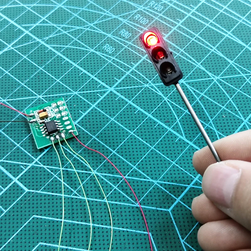 2 PCS HO Scale Model Traffic Lights Operating Pole Mount Overhead Traffic Lights with Controller Train 3