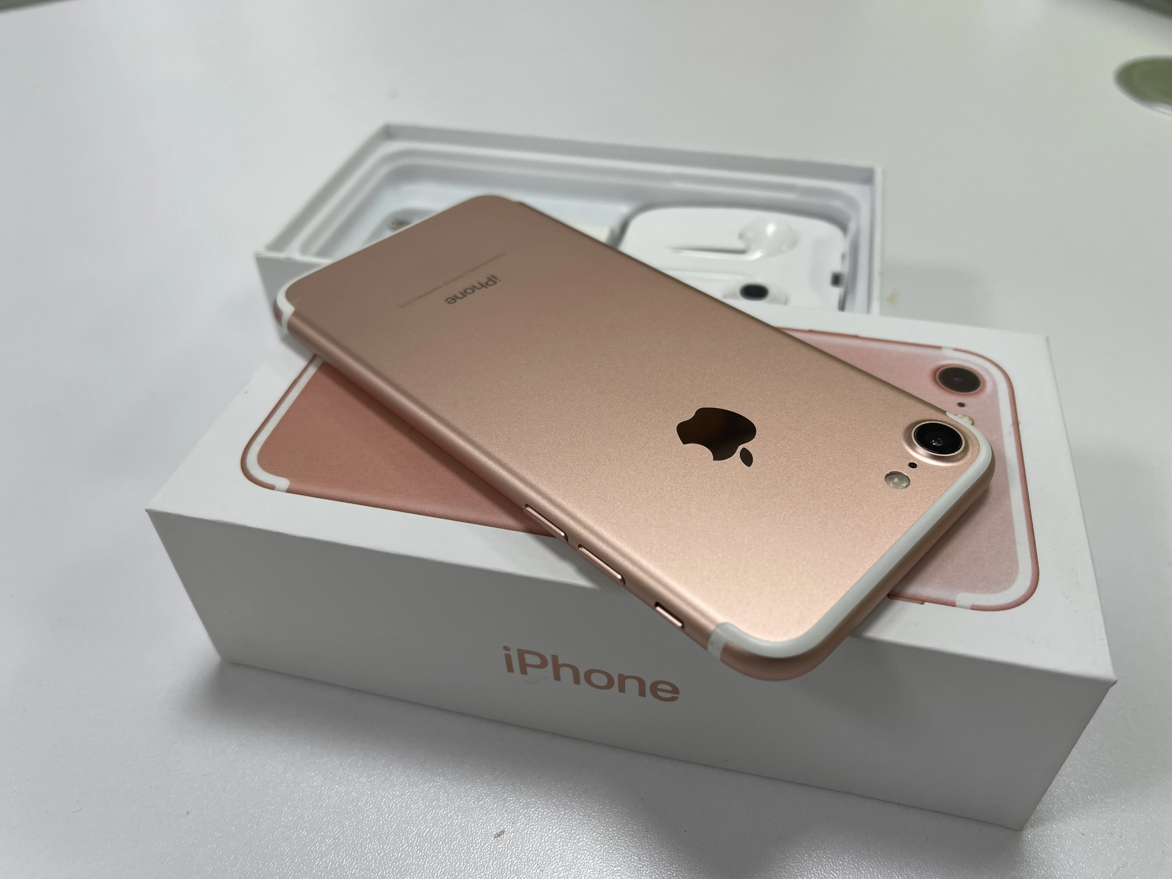 Original Apple iPhone 7/7 Plus Quad-Core Mobile phone 12.0MP Camera IOS LTE 4G Fingerprint Used Smartphone new apple cell phone