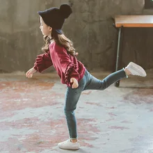 Осенние новые стильные детские джинсы однотонные штаны с дырками для девочек узкие брюки с вышивкой для больших мальчиков