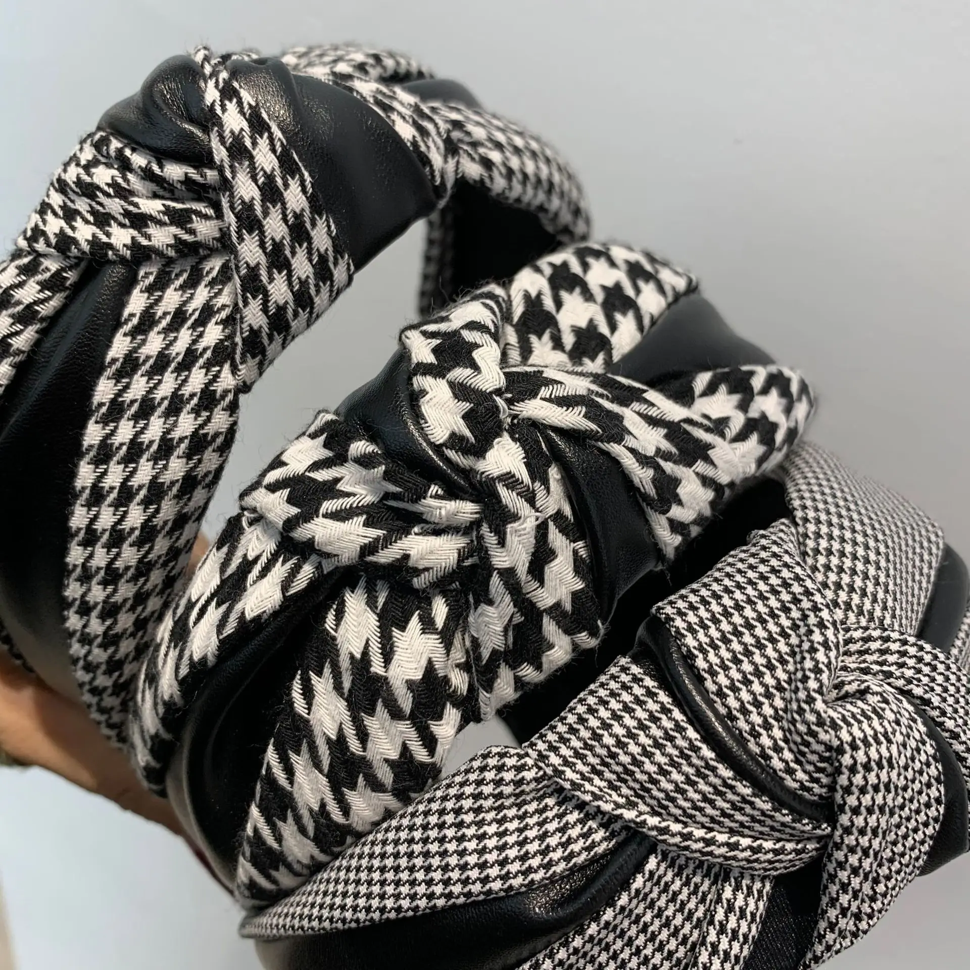 

Women Hair Accessories Personality PU Leather Stitching Plaid Hair Band Retro Knotted Headband For Women Girls Hairbands Bezel