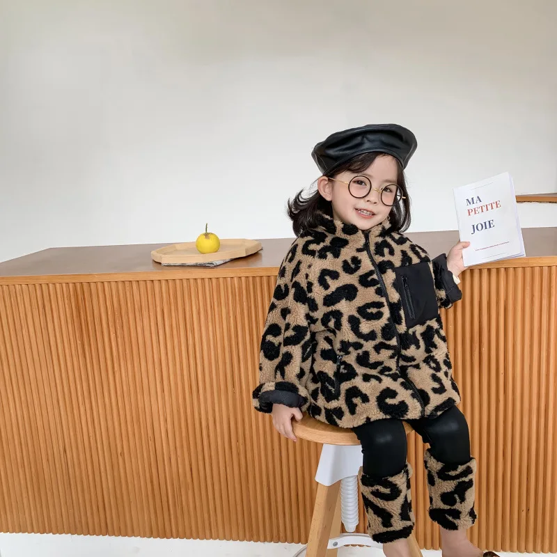 Новинка года; флисовое пальто с леопардовым принтом для мальчиков и девочек; зимняя утепленная модная детская куртка с длинными рукавами для девочек 1-6 лет