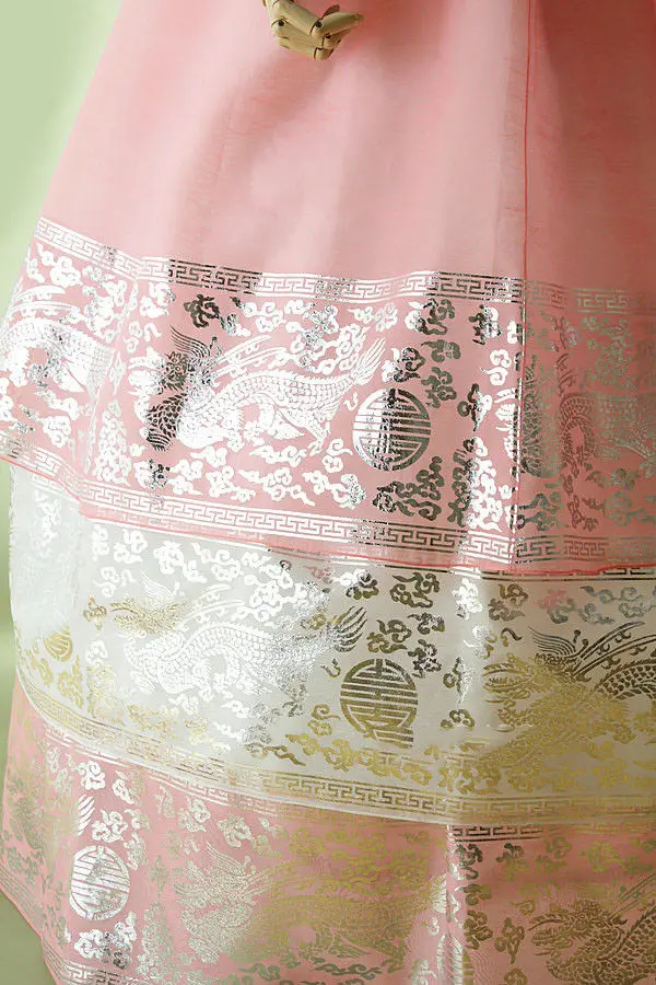 Рисунок 4 - Женское традиционное платье с блестками