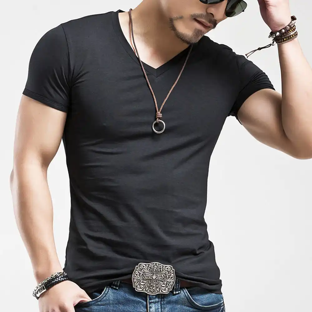 camiseta negra cuello v hombre