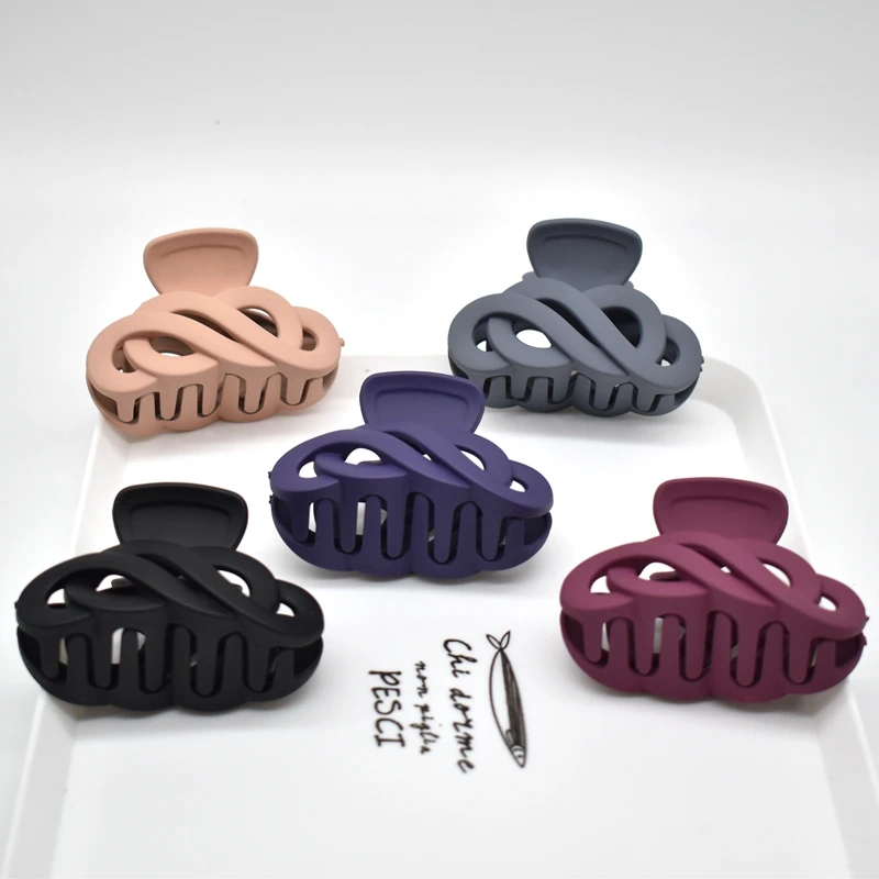 

New Hairdress For Women Scrub Black Acrylic Hair Claw Clips Hollow Out Carving Crab For Hair Large Size Hair Clamps