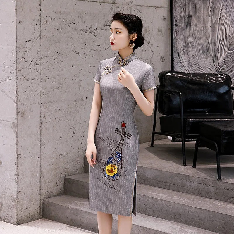 

New style cotton and linen cheongsam embroidered retro pipa charm everyday improved version of the long cheongsam dress