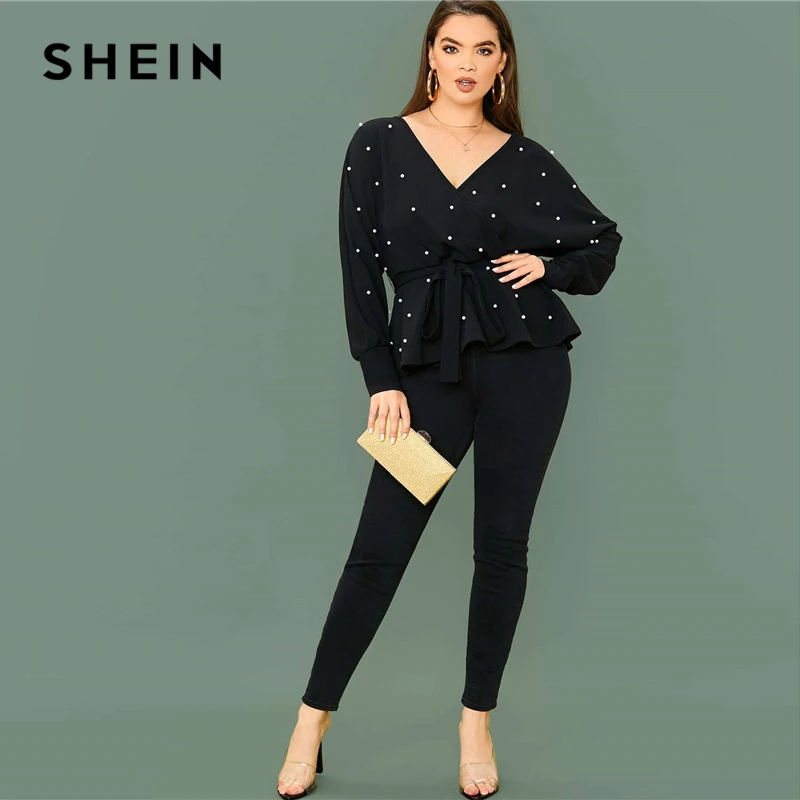 Billige SHEIN Plus Größe Schwarz Chorhemd Ausschnitt Dolman Ärmel Perlen Perlen Belted Top Frauen Frühling Solide Elegante Büro Dame Schößchen Blusen