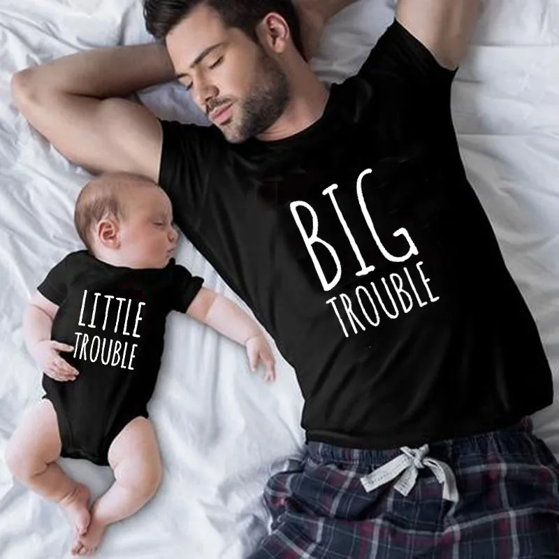 Одинаковые комплекты одежды для всей семьи с надписью «Big Trouble and Little Trouble» хлопковая футболка для папы, дочки и сына Комбинезон для маленьких мальчиков и девочек - Цвет: A1-Black