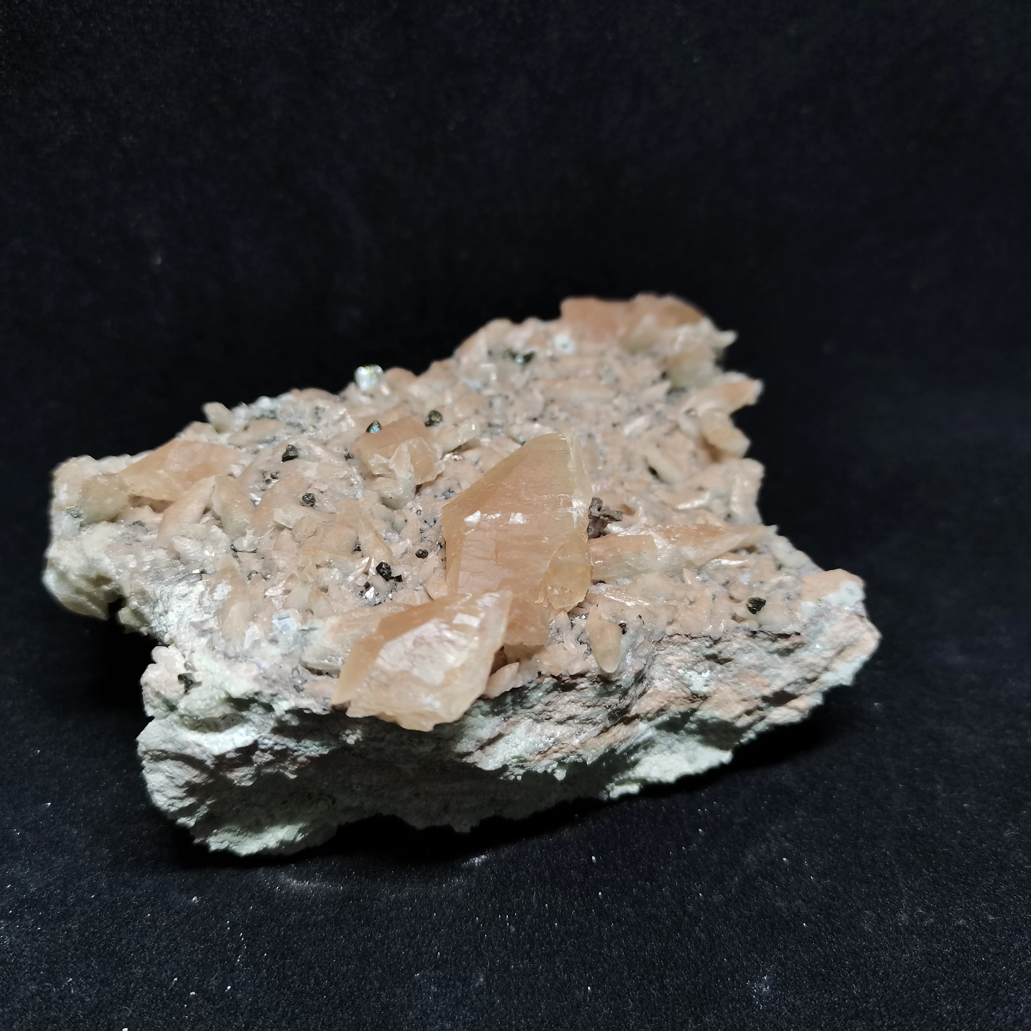 

362.0gMineral samples of natural pink calcite and pyrite Association