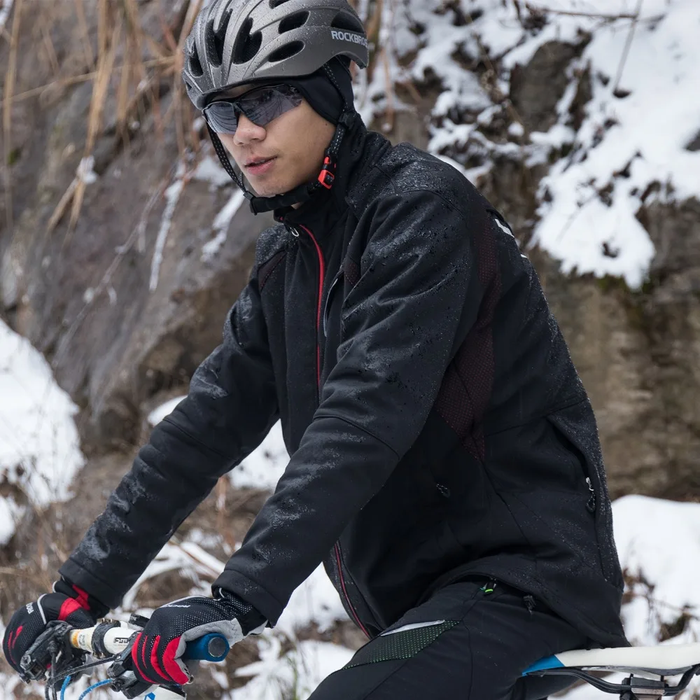 Wetterfeste Kleidung und reflektierende Ausrüstung für Radfahren im Herbst  und Winter