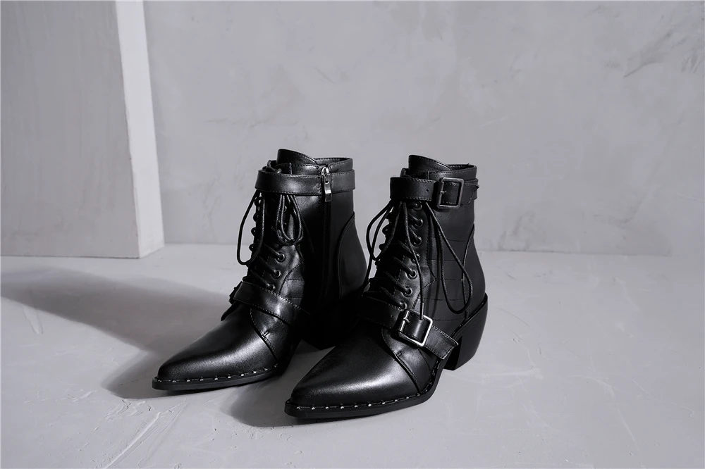 Buono Scarpe/Женские ботинки в байкерском стиле с заклепками фирменного дизайна; ботильоны на шнуровке с пряжкой; обувь на массивном каблуке с острым носком на молнии; Botas Mujer