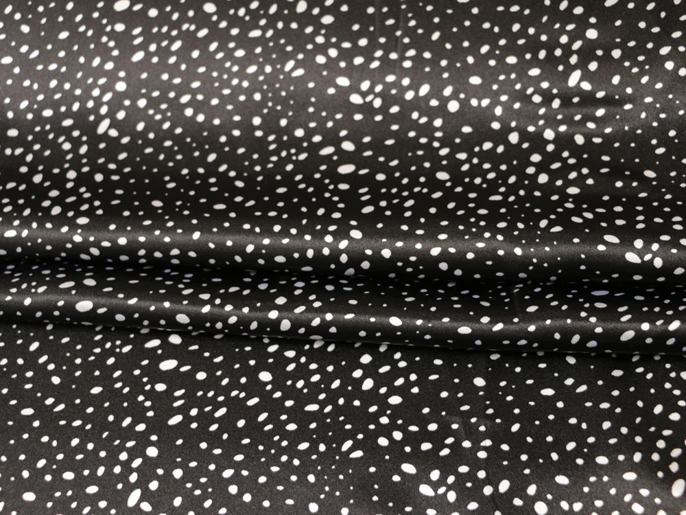 1 Meter x 1,48 Meter geometrischer Satinstoff, seidiges Charmeuse-Material mit Punkten – Detail 24