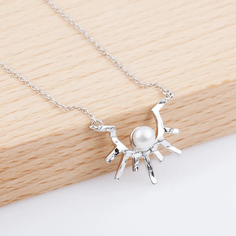 

Non-mainstream Sense of Design S925 Fine Silver Solar Light Pleated Convex Surface U-Shaped Necklace Natural Pearl Choker