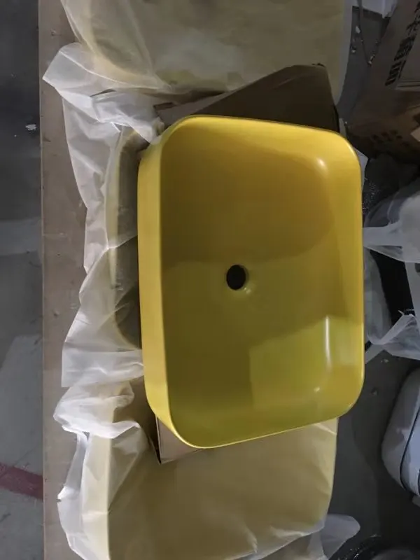 黄色陶瓷盆