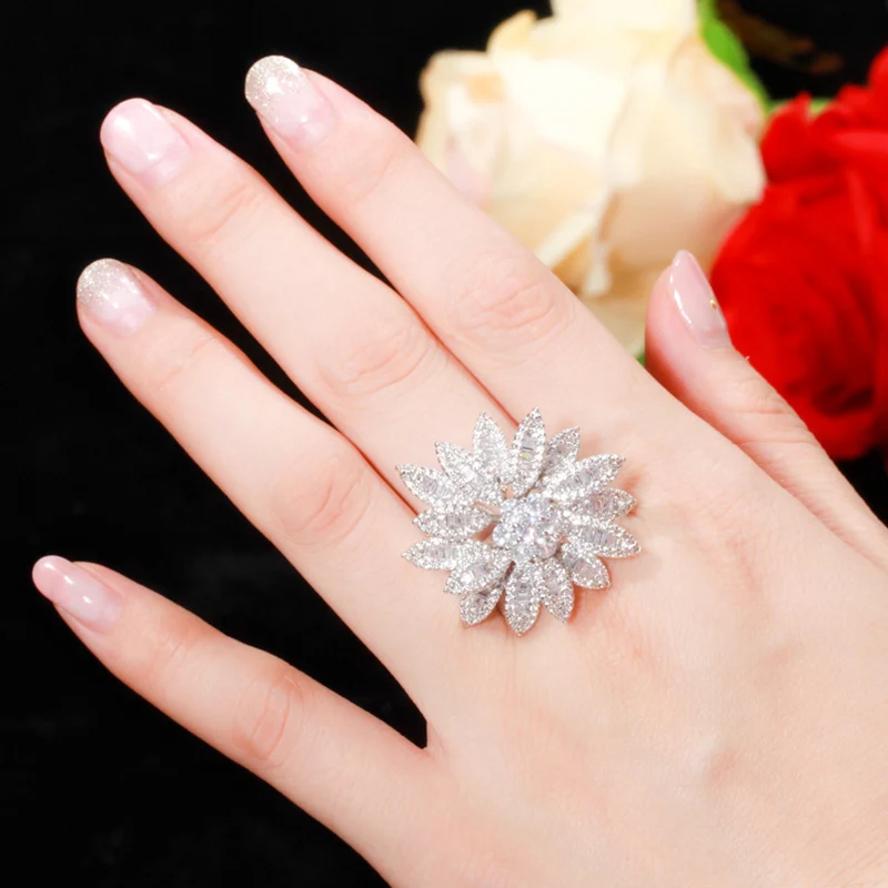 Pera Dazzling Full Paved CZ Stone 3D Geometric Flower Shape Gold Big Wedding Engagement Party Rings for Brides Jewelry Gift R118