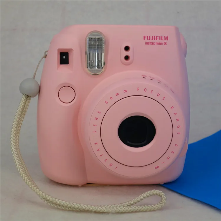 Используется камера моментальной печати Fujifilm Instax Mini 8 Одноразовая для съемки