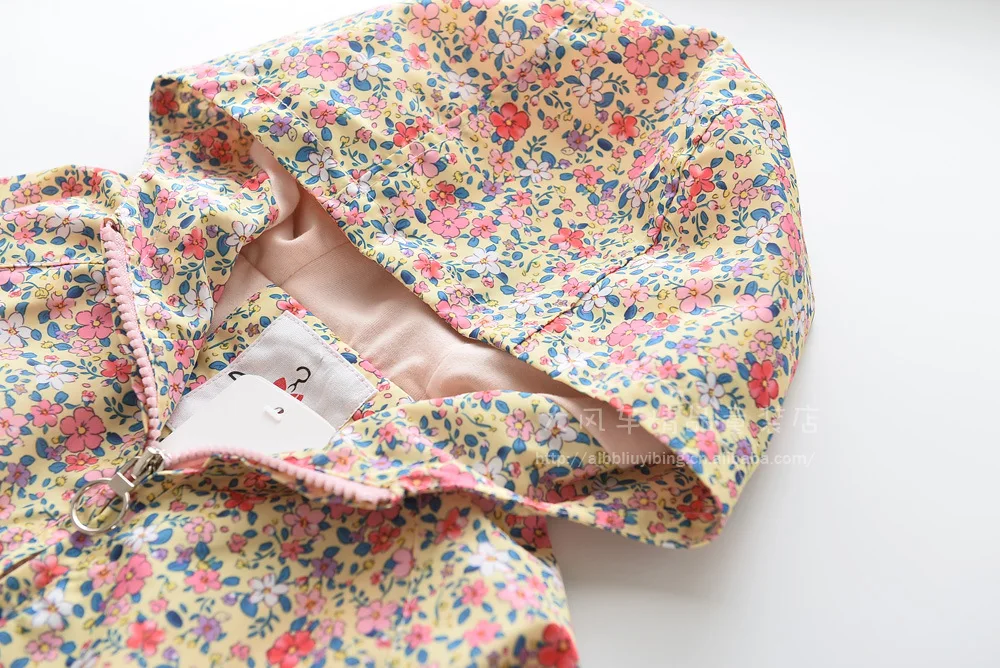 0615-06 детская одежда Осенняя новая стильная повседневная рубашка на молнии с капюшоном и принтом маленьких цветов для девочек